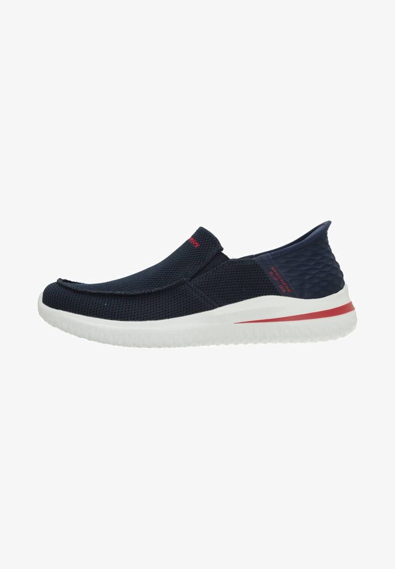 Mornarske slip-on čevlje s teksturiranim zgornjim delom iz pletene tkanine, belim gumijastim podplatom in rdečo poudarjeno črto. Imajo oblazinjen vložek in nizko obliko.