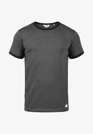 Siva kratka majica s kratkimi rokavi z črnim rebrastim izrezom in robovi rokavov. Narejena iz gladkega materiala s ravnim robom in majhno blagovno oznako.