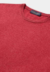 Roter Rundhalsausschnitt-Pullover aus weichem, strukturiertem Stoff. Verfügt über einen gerippten Kragen und ein dezentes Melange-Muster. Markenetikett am Kragen sichtbar.