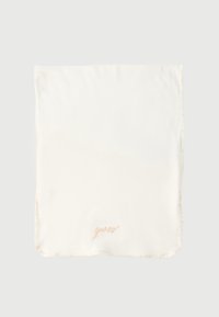 Κρεμ τετράγωνο μαντίλι με διακριτική κεντημένη φιγούρα "guess" κοντά στην κάτω άκρη σε απλό φόντο.