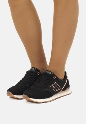Scarpe sportive nere con upper texturizzato, chiusura con lacci e dettagli metallici in rosa oro. Suola in gomma con una intersuola bianca a contrasto.