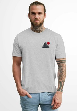 LOGO WALD AUFDRUCK OUTDOOR FASHION STREETSTYLE NEVERLESS - Print T-shirt - grau