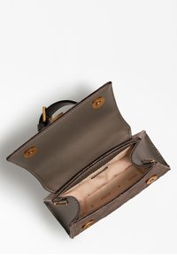 Sac à main en cuir gris avec un extérieur texturé, quincaillerie dorée et un intérieur spacieux tapissé de tissu beige et du logo de la marque.