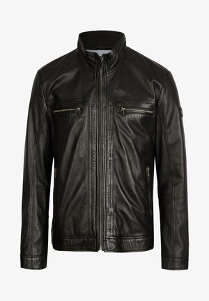 Chaqueta de cuero negro con cuello alto, cremallera frontal y dos bolsillos en el pecho con cremallera. Presenta una textura suave y un ajuste entallado.