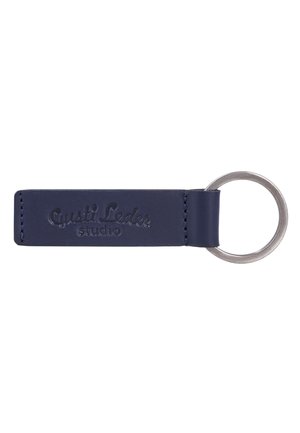 Dunkelblauer Leder-Schlüsselanhänger mit einem silbernen Metall-Schlüsselring an einem Ende und eingeprägtem Text auf dem Leder.