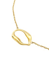 Gouden ketting met een gladde, abstracte hanger met een ovale uitsnede, die een reflecterende oppervlakte en gestructureerde schakels toont.