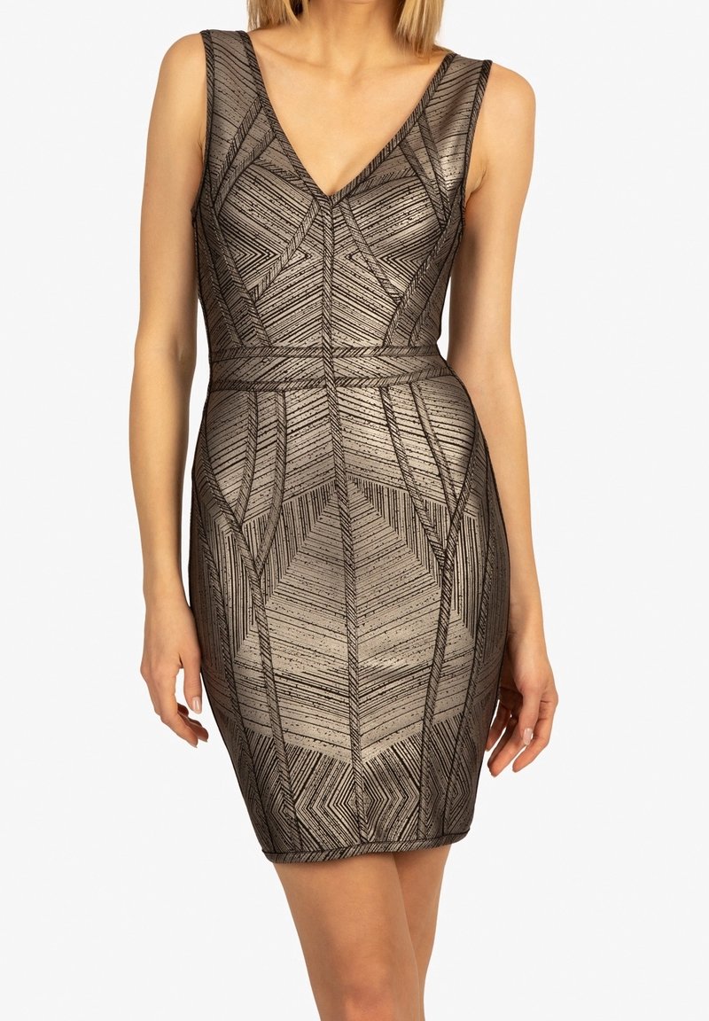 Robe métallique moulante avec un décolleté en V, présentant des textures à motifs géométriques dans des tons de bronze et de noir. Tissu lisse et extensible.