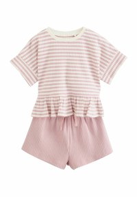 Lyserød kort pyjamassæt med ribbet tekstur. Toppen har et stribet design med en peplum kant; shortsene er ensfarvede lyserøde med elastisk talje.