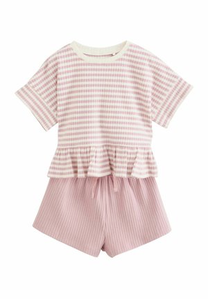 Svetloružov kompletić za spavanje s kratkim rukavima s rebrastom teksturom. Gornji deo ima prugasti dizajn s peplum rubom; šorts su ujednačeno ružičaste boje s elastičnom dugmad.