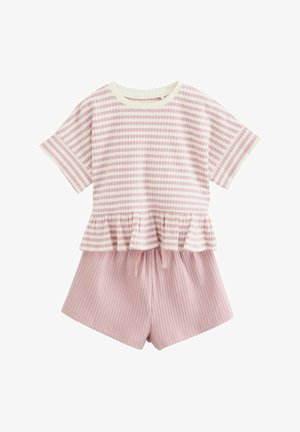 Gaiši rozā īss pidžamu komplekts ar ribotu tekstūru. Augšdaļai ir svītru raksts ar pepluma apakšmalu; šortiem ir viendabīga rozā krāsa un elastīgs jostasvads.