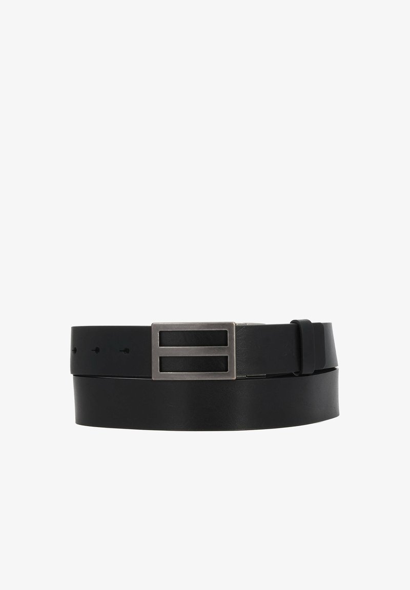 Fekete bőröv matt felülettel, téglalap alakú fém csattal, vonalas kivágásokkal, és állítható méretű lyukakkal.