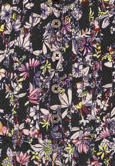 Mønstret stoff med blomster i mørkegrått, med rosa, grønn og lilla aksenter. Fem knapper nedover midten med lette plissee-detaljer.