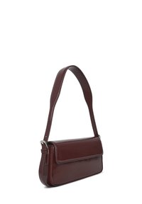 Borsa in pelle bordeaux con chiusura a pattina, forma rettangolare piatta, tracolla regolabile e finitura lucida.