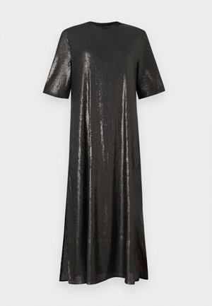 Crna haljina s cirkonima, kratkih rukava, okruglog izreza i slobodnog kroja. Ima dugu dužinu i blage bočne proreze za lakši pokret.