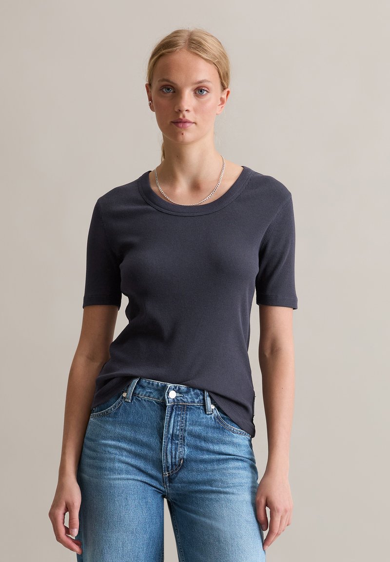 Donkergrijze ribbed t-shirt met korte mouwen en een ronde halslijn, gecombineerd met lichtblauwe denim jeans, met een klassieke pasvorm en een gestructureerde stof.