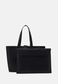 Czarna torba typu tote wykonana z fakturowanej skóry, z podwójnymi uchwytami, odpinaną kieszonką z przodu oraz subtelnymi akcentami logo na powierzchni.