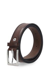 Hnědý kožený pásek srolovaný do kruhu, se stříbrnou obdélníkovou sponou a logem značky na poutku pásku, na bílém pozadí.