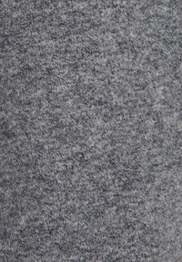 Tissu gris avec une surface douce et texturée, présentant un motif moucheté. Le matériau semble chaud et durable, adapté à diverses applications.