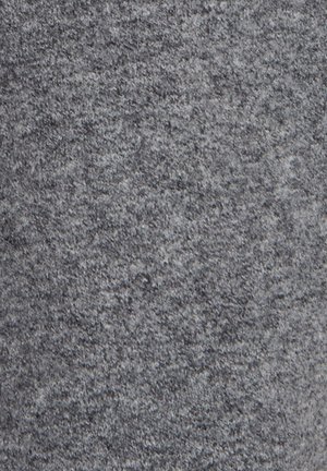 Tessuto grigio con una superficie morbida e strutturata, caratterizzato da un motivo a macchie. Il materiale sembra caldo e resistente, adatto a diverse applicazioni.