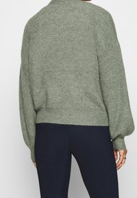 Zign Stickad tröja - olive