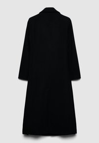 Cappotto lungo nero con taglio dritto, maniche lunghe e colletto ampio, mostrato di spalle su uno sfondo neutro.