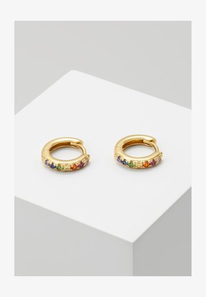 Zlate obroče z uhani, okrašeni z večbarvnimi dragimi kamni na sprednji strani, okrogla oblika, gladka tekstura in zaponka na tečaj.