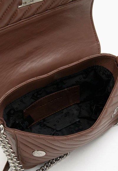Borsa a mano in pelle marrone con design trapuntato, hardware argentato e tracolla a catena. All'interno presenta una fodera in tessuto nero con motivo logo.
