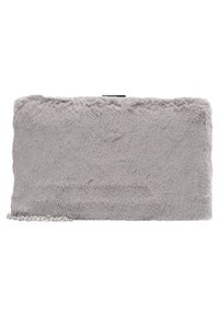 Sac à main en fourrure grise de forme rectangulaire, texture douce, avec une bandoulière chaîne argentée. Dispose d'une fermeture à clapet élégante en haut.