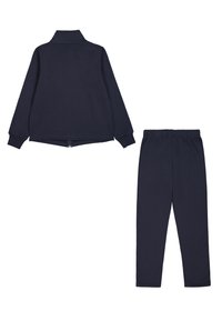 Chándal azul marino que consiste en una chaqueta de pullover con un cuello alto y pantalones con cinturilla elástica a juego, fabricado con una tela suave y texturizada.
