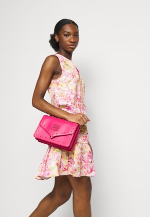 STUDS REVOLUTION CROSSBODY - Umhängetasche - fuxia