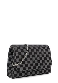 Clutch de tela a rayas en negro y gris con una correa de cadena plateada y una tapa plegable, que presenta una superficie texturizada y una forma estructurada.