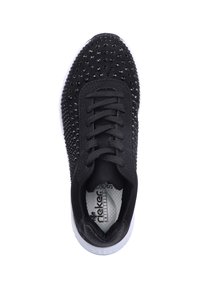 Baskets noires présentant un dessus texturé avec des accents de strass, un bout rond, des lacets plats et une semelle en caoutchouc blanche.