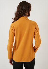 LELA HIGH COLLAR - Pulover iz flisa - mustard color