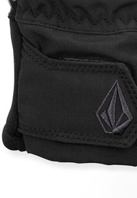 Sort tekstilhandske med tekstureret overflade, med en lille ydre lomme og et broderet diamantlogo i gråt.