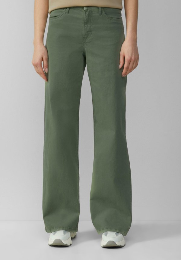 SURI WIDE - Flared Jeans - salbeigrün