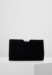 Clutch in suede nero con una forma rettangolare elegante, dotata di una chiusura a scatto rotonda. La texture è morbida e il design è minimale.