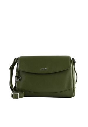 Sac bandoulière en cuir vert olive avec sangle réglable, boucle argentée et petite plaque de logo en métal sur le rabat avant.