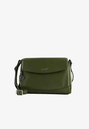 Sac bandoulière en cuir vert olive avec sangle réglable, boucle argentée et petite plaque de logo en métal sur le rabat avant.