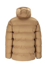 Beige puf-jakke med vandret quiltning, en rund hætte og elastiske manchetter. Stoffet virker glat og isoleret for varme.