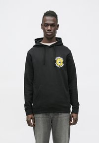 Felpa nera con cappuccio e tasca frontale, con una grafica colorata di un girasole sul petto a sinistra e coulisse sul cappuccio.