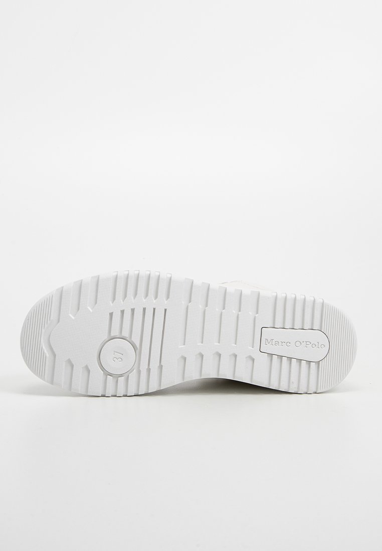 Biała podeszwa sneakersów z teksturowanym gumowym wzorem, z okrągłym akcentem, logo "Marc O'Polo" i oznaczeniem rozmiaru "37".