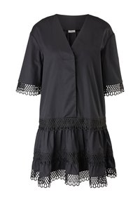 Černé šaty s krátkým rukávem, výstřihem do V a vrstveným designem. Detailní krajkový lem na rukávech a spodním lemu. Hladká textura látky.