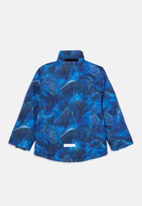 Veste pour enfants à motif abstrait bleu et noir, avec des manches longues, un col montant et une bande réfléchissante dans le bas du dos.
