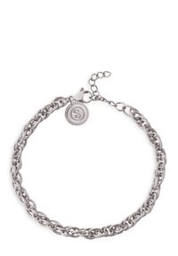 Bracelet en métal argenté featuring des maillons de chaîne entrelacés, un fermoir en forme de homard et un pendentif circulaire avec une surface texturée et un design en relief.