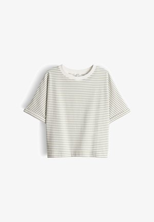 T-shirt bianca a maniche corte con sottili strisce orizzontali beige, girocollo e vestibilità regolare, distesa su uno sfondo bianco.