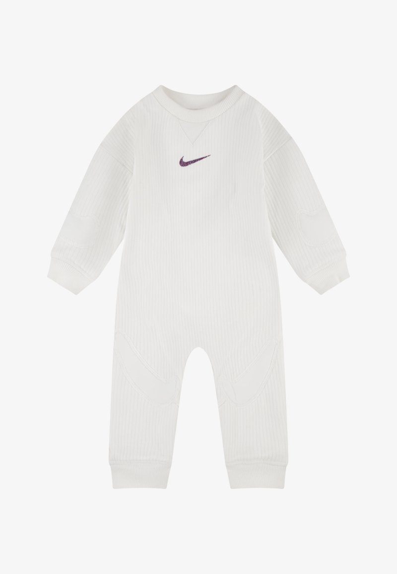Fehér bordázott egyrészes ruházat hosszú ujjal, lila Nike logóval a mellkason, valamint textúrázott részletekkel a könyökön és a térdeken.