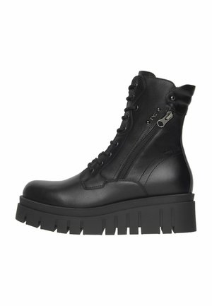 Stivaletti neri in pelle con una suola piatta chunky, un'inserzione lace-up frontale, cerniera laterale e dettagli testurizzati sulla parte superiore.