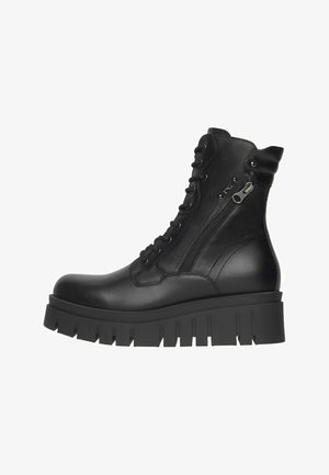 Bottines noires en cuir avec une semelle plateforme épaisse, un devant à lacets, une fermeture éclair sur le côté et des accents texturés sur le dessus.