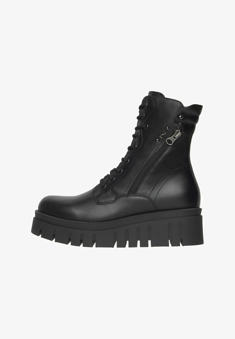 Bottines noires en cuir avec une semelle plateforme épaisse, un devant à lacets, une fermeture éclair sur le côté et des accents texturés sur le dessus.