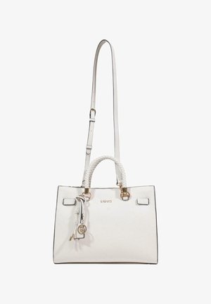 Sac à main en cuir blanc au design structuré, avec une poignée tressée, une bandoulière ajustable, des ferrures dorées et un logo embossé.